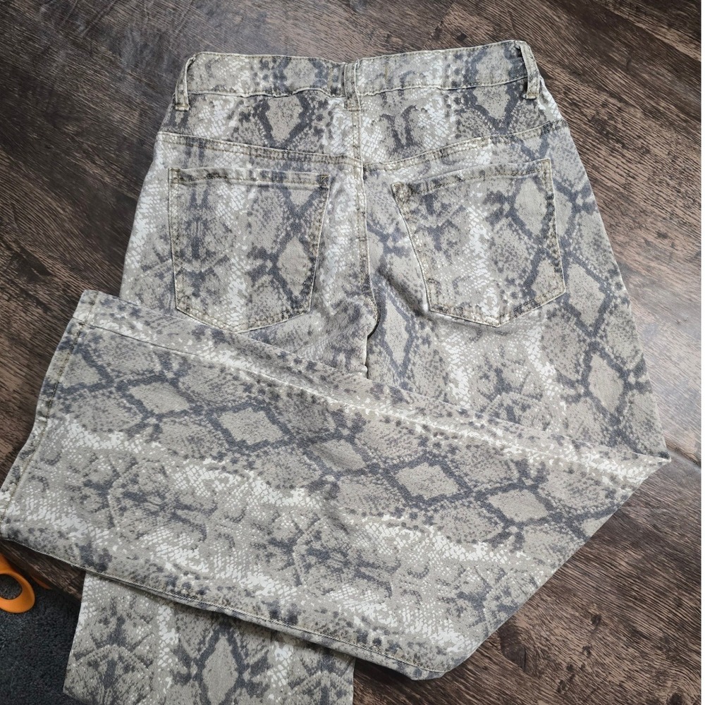 DISCLOSURE Snakeskin Jeans Women 5/27 Grey Excellent Animal Print Straight Leg